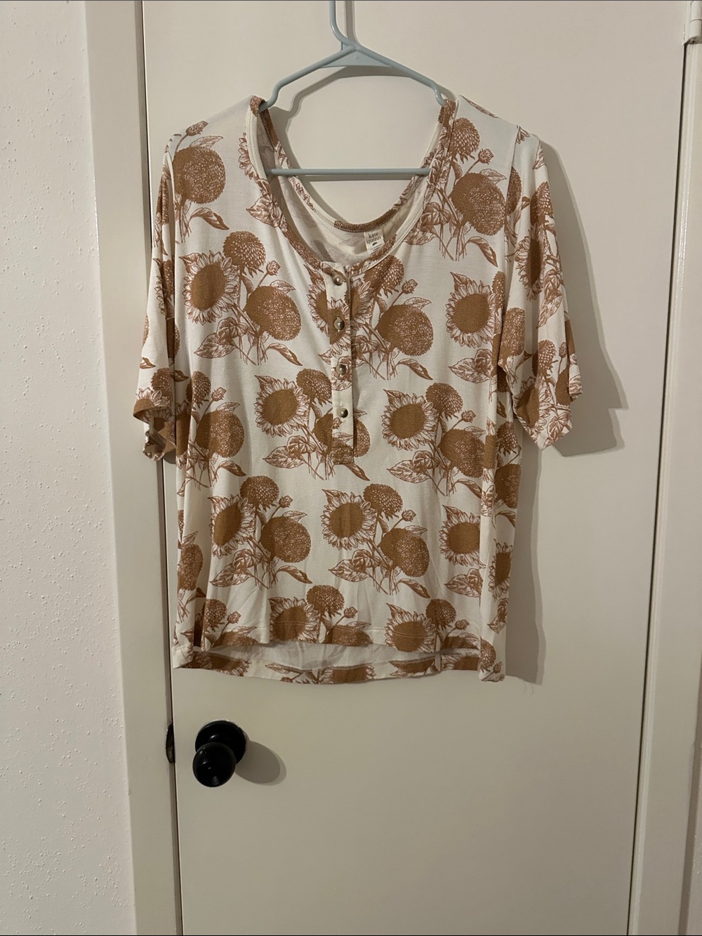 kate quinn Cream Short Sleeve Henley Top with Tan Floral Print